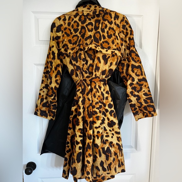 Brand new with tags! Leopard double breasted trench coat! Stunning! Dennis basso - Picture 5 of 8
